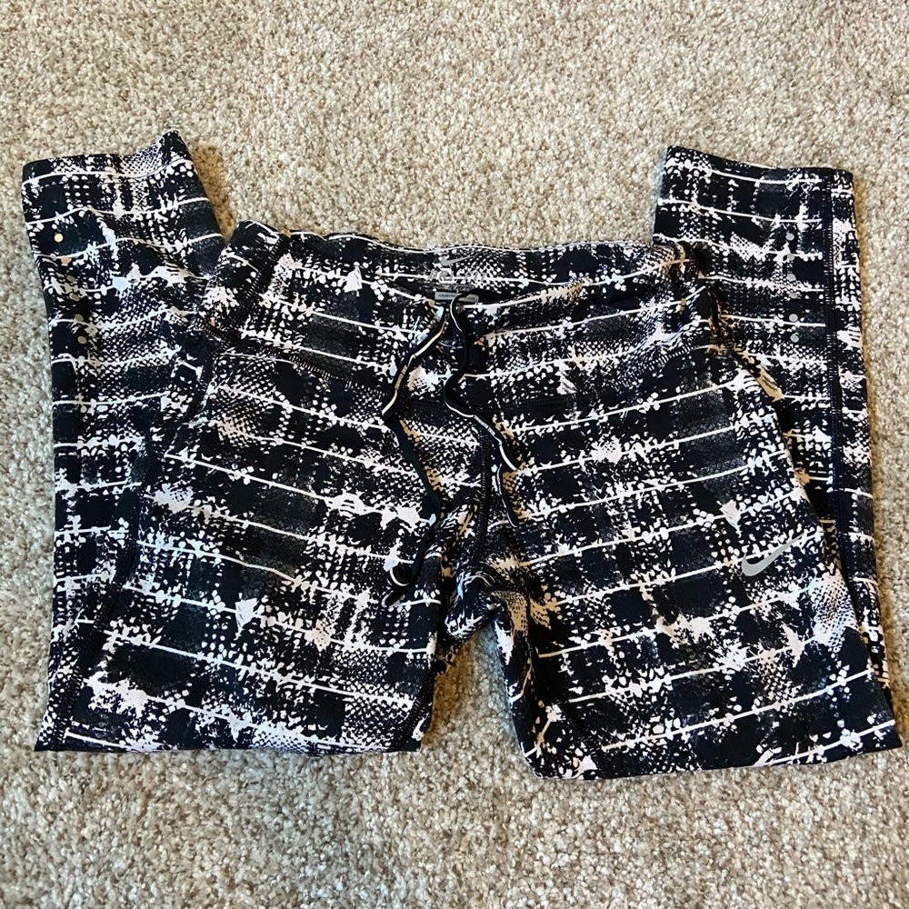 Nike black and white capri leggings